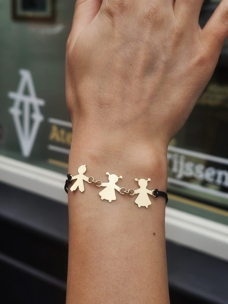 Armband geelgoud poppetjes en koord