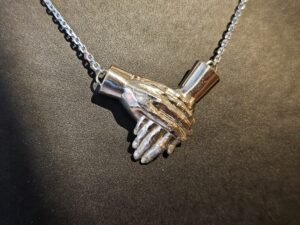 Witgouden Handen Hanger Gemaakt Van Trouwringen