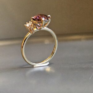 Fuchsia Tourmalijn En Diamanten Chaton Ring