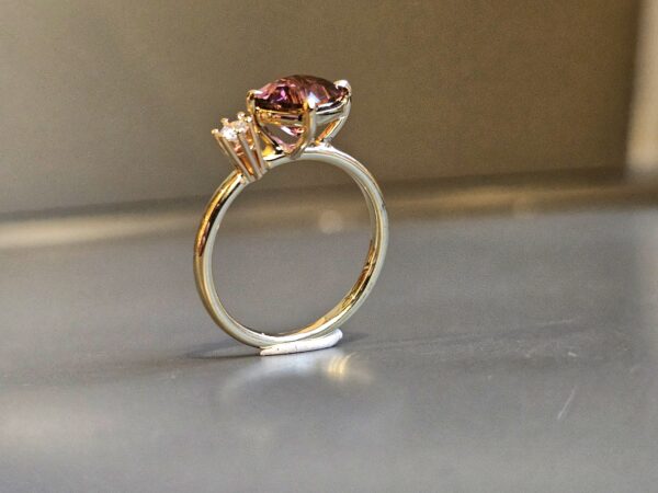 Fuchsia Tourmalijn En Diamanten Chaton Ring
