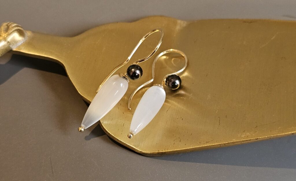 Oorhangers-sodaspuit-parelmoer-zwarte-zoetwaterparel