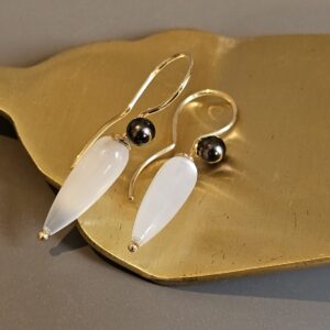 Oorhangers-sodaspuit-parelmoer-zwarte-zoetwaterparel