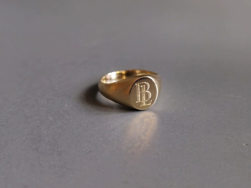 zegelring-initialengravure-dames-14k-geelgoud-arnhem