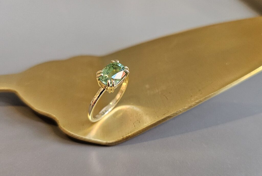 verlovingsring-bushion-geslepen-groene-tourmalijn-14k-geelgoud