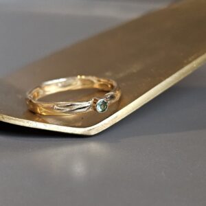 Gevlochten-geelgouden-ring-mintgroen-tourmalijn