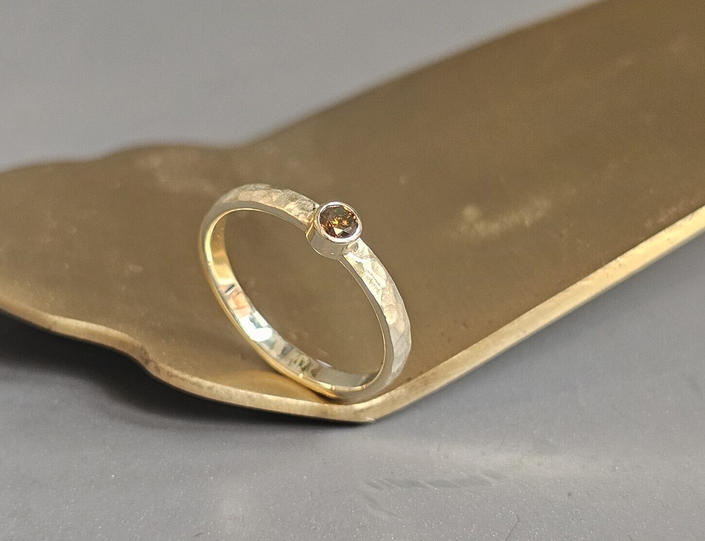 cognac-diamant-geelgoud-hamerslag-verlovingsring cognac-diamant-geelgoud-hamerslag-verlovingsring
