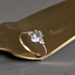 Ring-aquamarijn-diamant-structuur-geelgoud