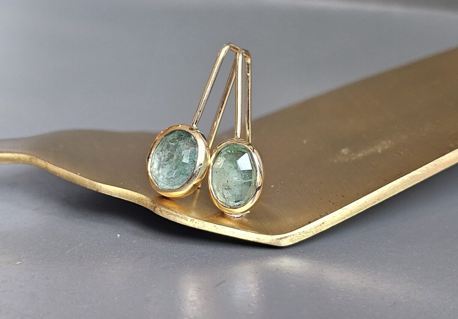 Oorhangers-smaragd-geelgoud-14k Oorhangers-smaragd-geelgoud-14k